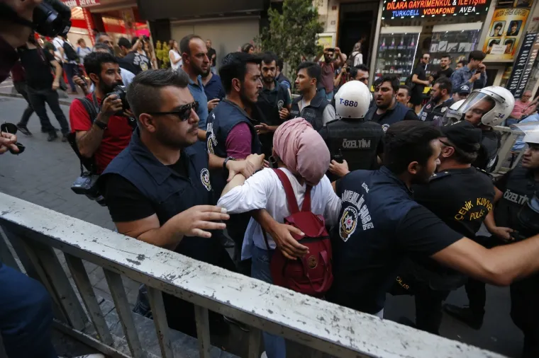 Istanbul: Policajci rastjerivali okupljene na LGBT Prideu gumenim mecima