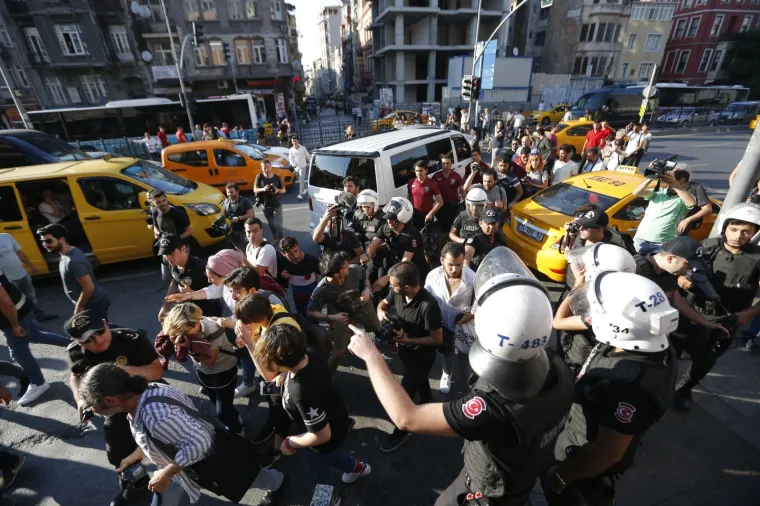 Istanbul: Policajci rastjerivali okupljene na LGBT Prideu gumenim mecima