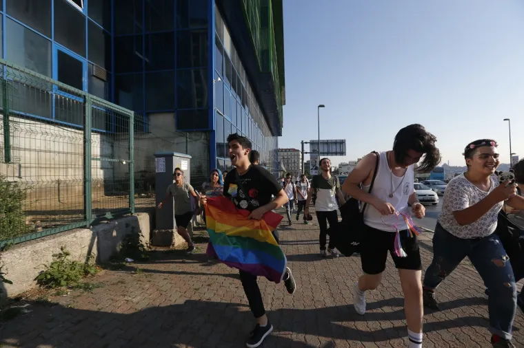 Istanbul: Policajci rastjerivali okupljene na LGBT Prideu gumenim mecima
