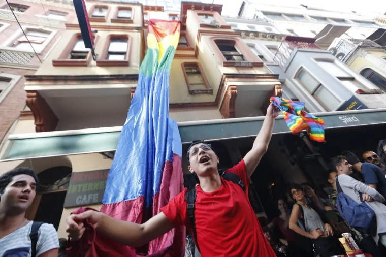 Istanbul: Policajci rastjerivali okupljene na LGBT Prideu gumenim mecima