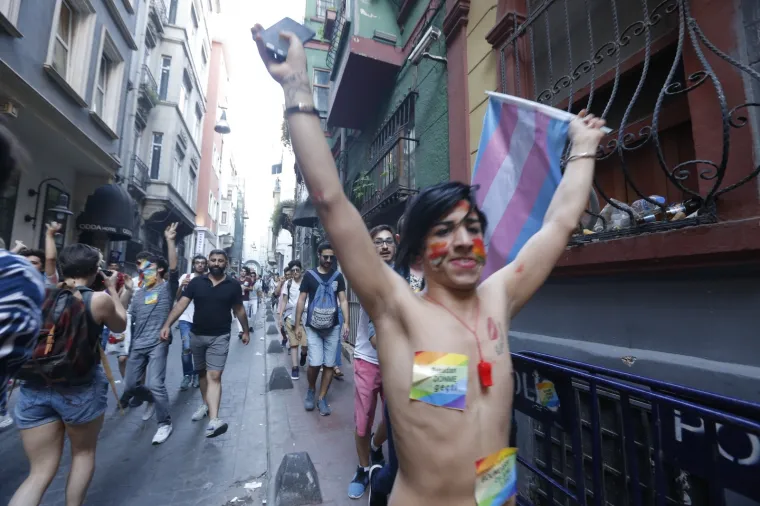 Istanbul: Policajci rastjerivali okupljene na LGBT Prideu gumenim mecima