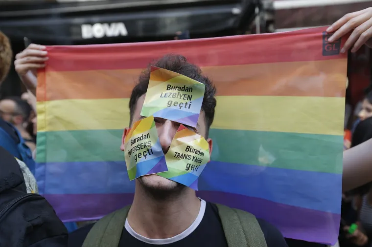 Istanbul: Policajci rastjerivali okupljene na LGBT Prideu gumenim mecima