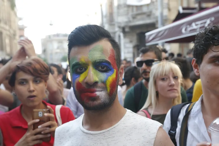 Istanbul: Policajci rastjerivali okupljene na LGBT Prideu gumenim mecima