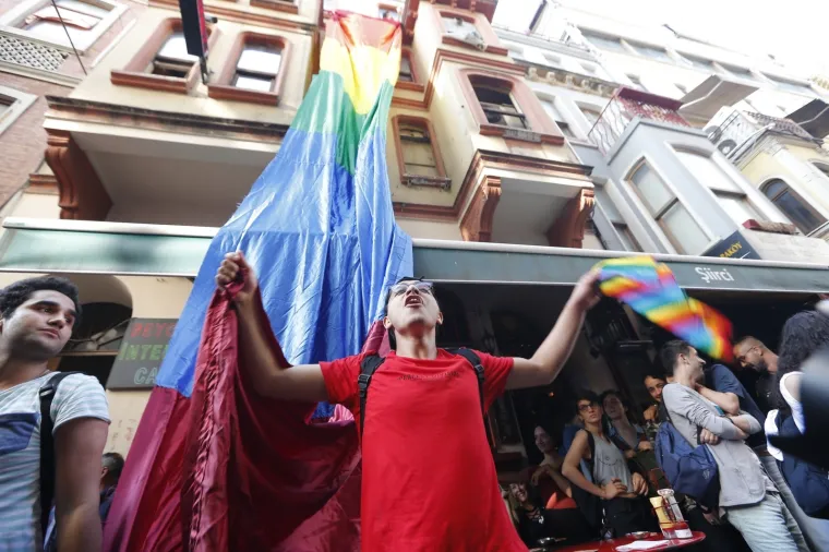 Istanbul: Policajci rastjerivali okupljene na LGBT Prideu gumenim mecima