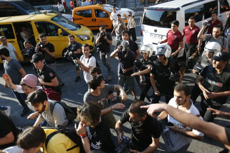 Istanbul: Policajci rastjerivali okupljene na LGBT Prideu gumenim mecima