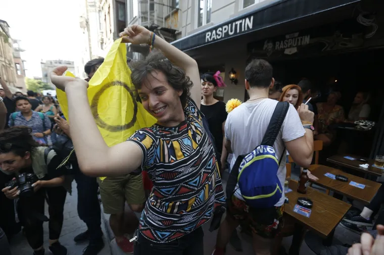 Istanbul: Policajci rastjerivali okupljene na LGBT Prideu gumenim mecima