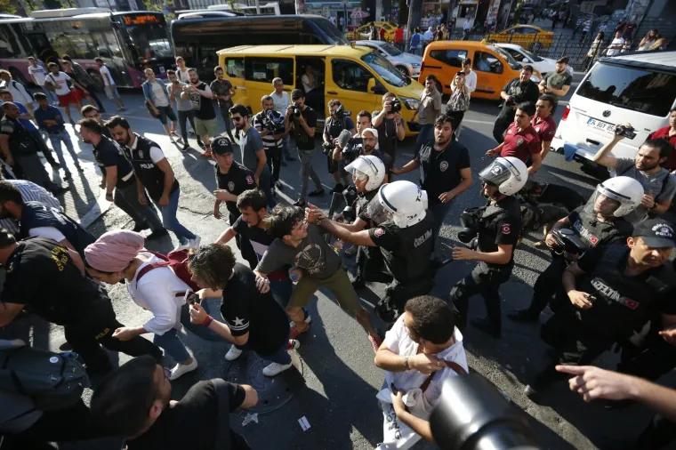 Istanbul: Policajci rastjerivali okupljene na LGBT Prideu gumenim mecima