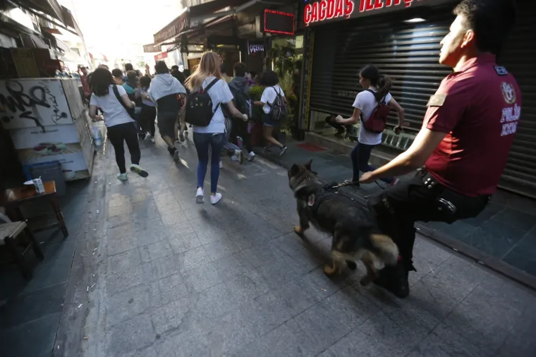 Istanbul: Policajci rastjerivali okupljene na LGBT Prideu gumenim mecima