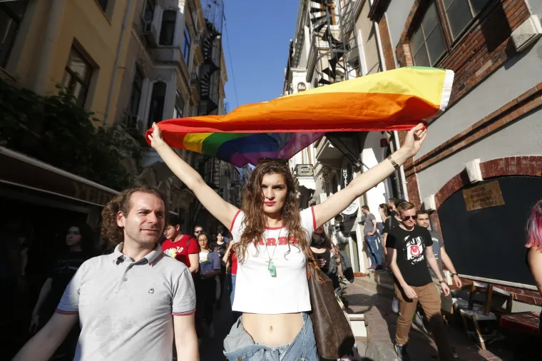 Istanbul: Policajci rastjerivali okupljene na LGBT Prideu gumenim mecima