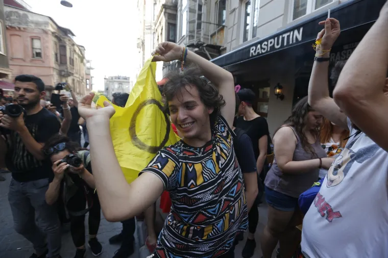 Istanbul: Policajci rastjerivali okupljene na LGBT Prideu gumenim mecima