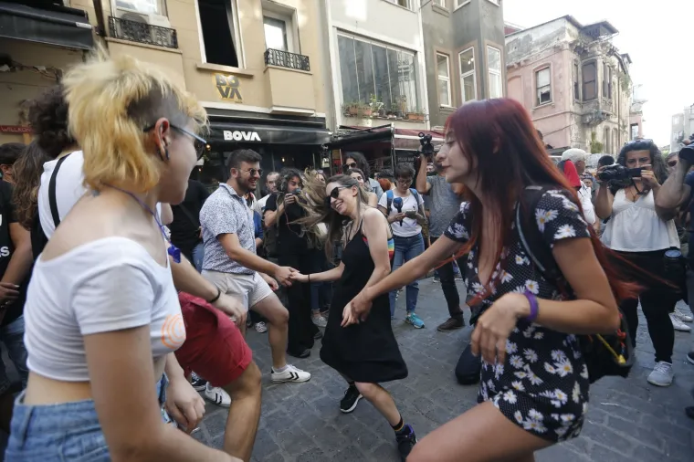 Istanbul: Policajci rastjerivali okupljene na LGBT Prideu gumenim mecima