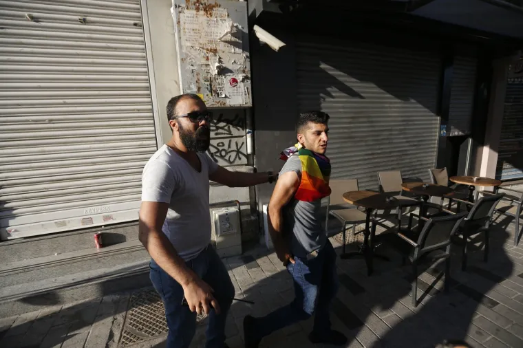 Istanbul: Policajci rastjerivali okupljene na LGBT Prideu gumenim mecima