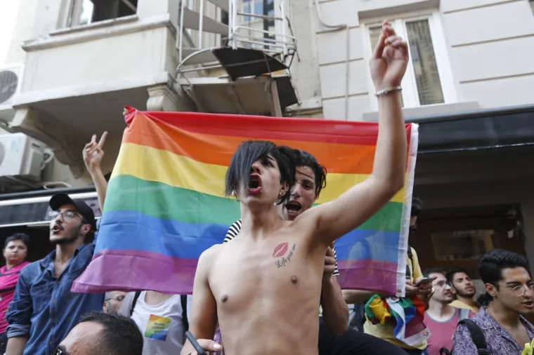 Istanbul: Policajci rastjerivali okupljene na LGBT Prideu gumenim mecima