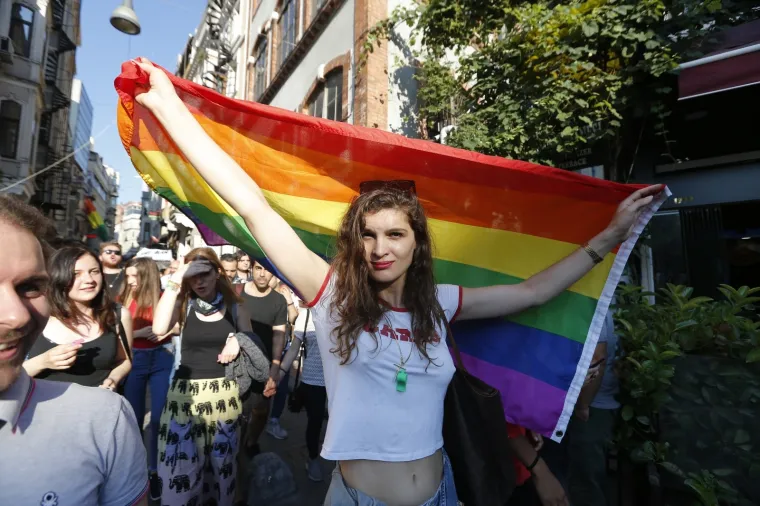 Istanbul: Policajci rastjerivali okupljene na LGBT Prideu gumenim mecima