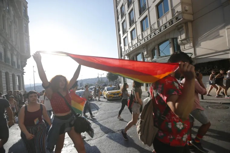 Istanbul: Policajci rastjerivali okupljene na LGBT Prideu gumenim mecima