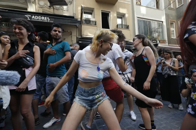 Istanbul: Policajci rastjerivali okupljene na LGBT Prideu gumenim mecima