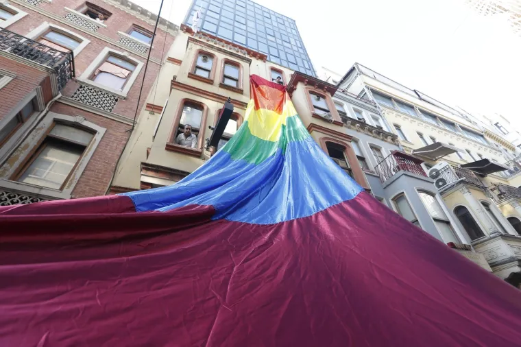 Istanbul: Policajci rastjerivali okupljene na LGBT Prideu gumenim mecima