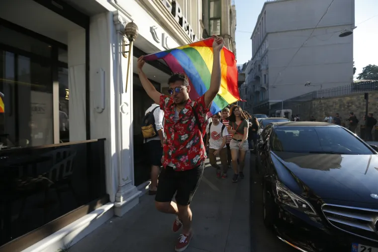 Istanbul: Policajci rastjerivali okupljene na LGBT Prideu gumenim mecima