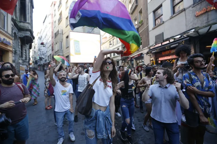 Istanbul: Policajci rastjerivali okupljene na LGBT Prideu gumenim mecima