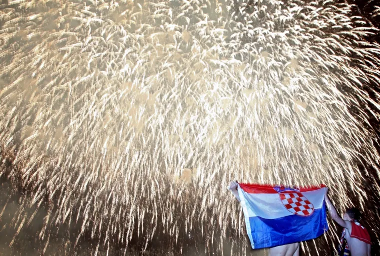 I FESTIVAL VATROMETA USRED NAVIJAČKE GROZNICE: Pogledajte spektakularne prizore koji su navijače ostavili bez riječi