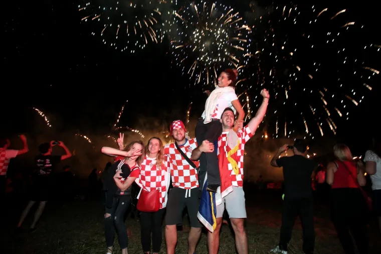 I FESTIVAL VATROMETA USRED NAVIJAČKE GROZNICE: Pogledajte spektakularne prizore koji su navijače ostavili bez riječi