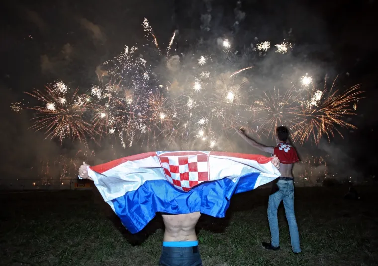 I FESTIVAL VATROMETA USRED NAVIJAČKE GROZNICE: Pogledajte spektakularne prizore koji su navijače ostavili bez riječi