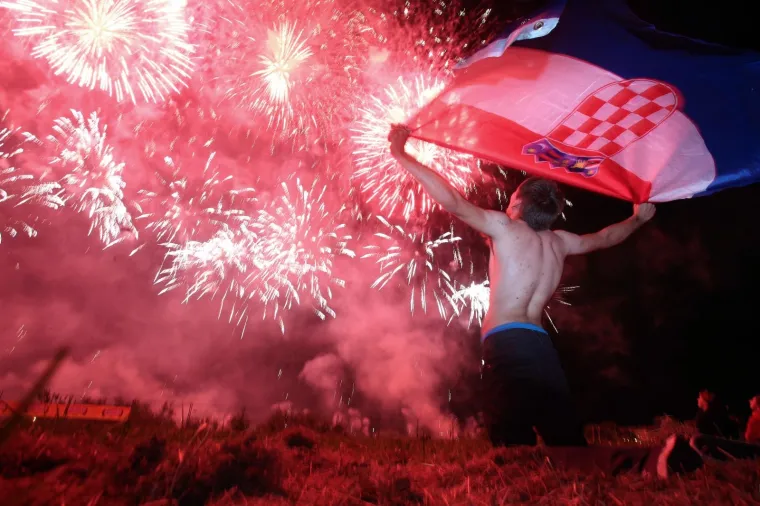 I FESTIVAL VATROMETA USRED NAVIJAČKE GROZNICE: Pogledajte spektakularne prizore koji su navijače ostavili bez riječi