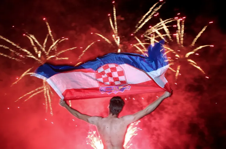 I FESTIVAL VATROMETA USRED NAVIJAČKE GROZNICE: Pogledajte spektakularne prizore koji su navijače ostavili bez riječi