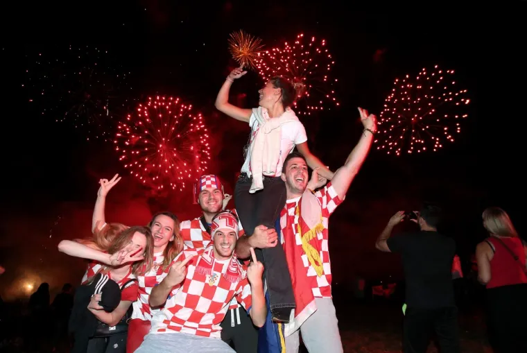 I FESTIVAL VATROMETA USRED NAVIJAČKE GROZNICE: Pogledajte spektakularne prizore koji su navijače ostavili bez riječi