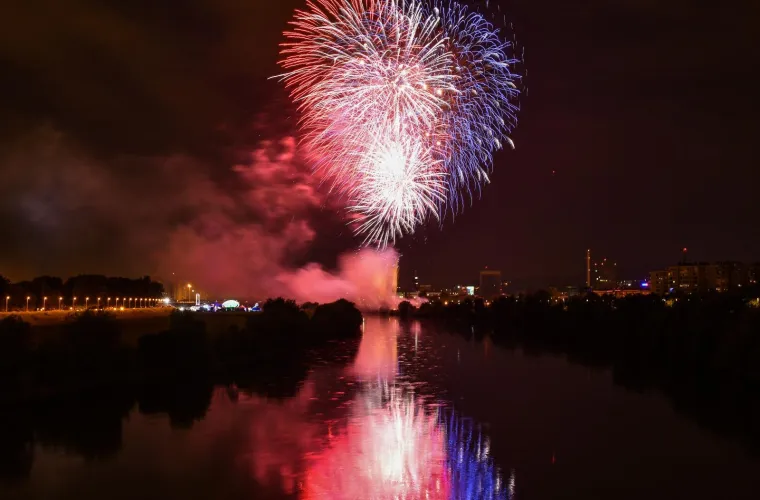 I FESTIVAL VATROMETA USRED NAVIJAČKE GROZNICE: Pogledajte spektakularne prizore koji su navijače ostavili bez riječi