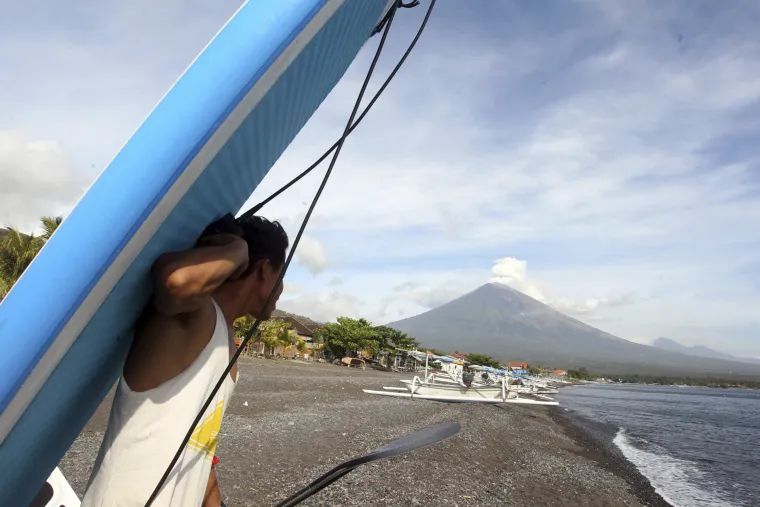 Vulkan na Baliju izbacivao lavu i pepeo