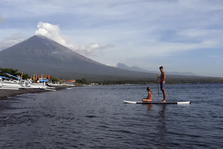 Vulkan na Baliju izbacivao lavu i pepeo