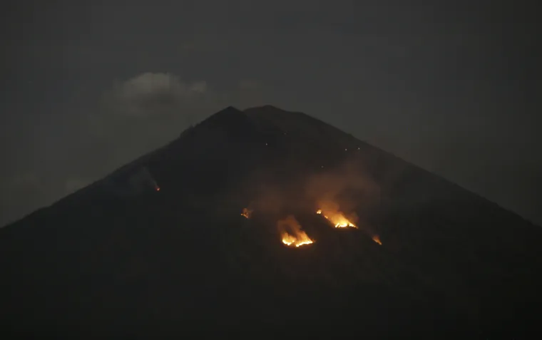 Vulkan na Baliju izbacivao lavu i pepeo