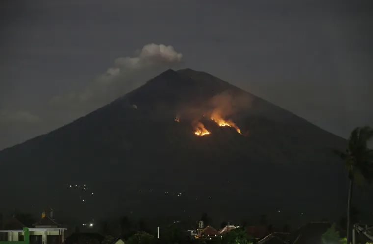 Vulkan na Baliju izbacivao lavu i pepeo