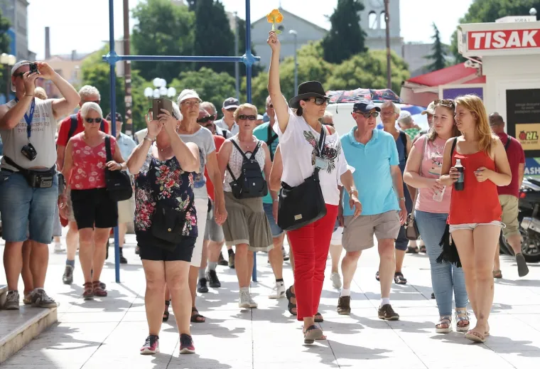 ZGODNE TURISTKINJE PREPLAVILE ŠIBENIK: Počela je prava sezone, a s njom i ovaj kruzer