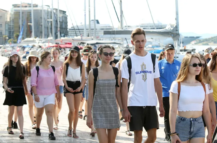 ZGODNE TURISTKINJE PREPLAVILE ŠIBENIK: Počela je prava sezone, a s njom i ovaj kruzer