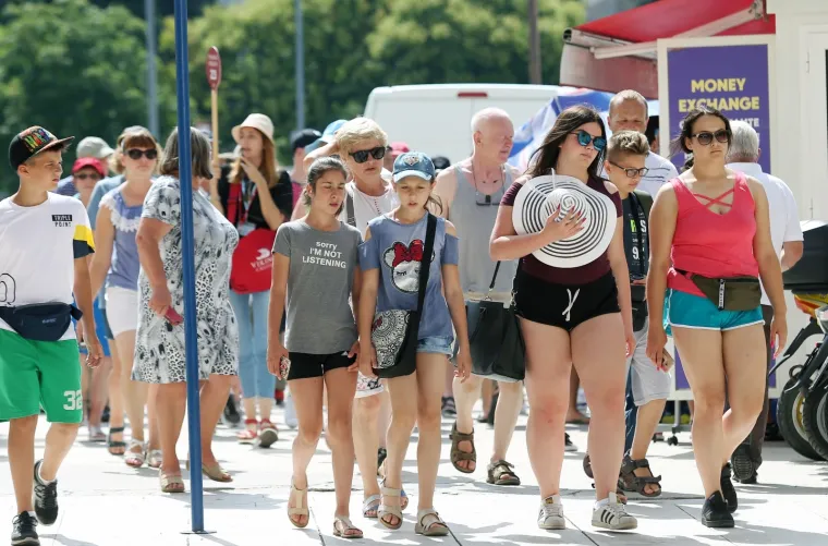 ZGODNE TURISTKINJE PREPLAVILE ŠIBENIK: Počela je prava sezone, a s njom i ovaj kruzer