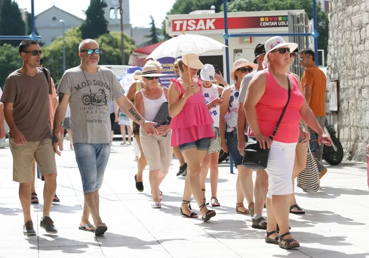 ZGODNE TURISTKINJE PREPLAVILE ŠIBENIK: Počela je prava sezone, a s njom i ovaj kruzer