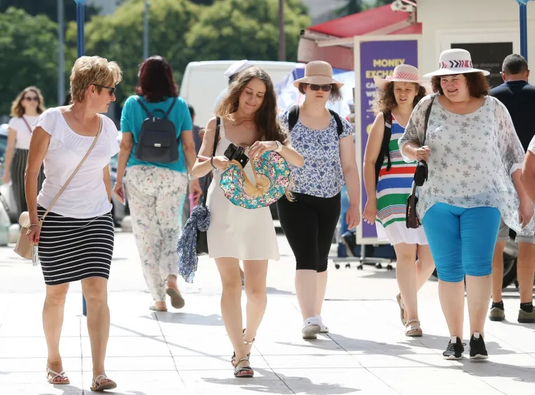 ZGODNE TURISTKINJE PREPLAVILE ŠIBENIK: Počela je prava sezone, a s njom i ovaj kruzer