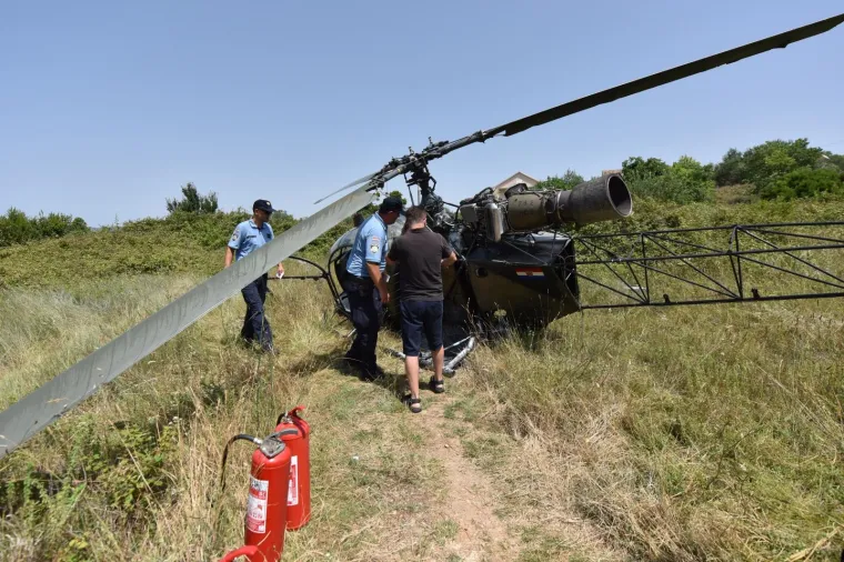 NA ZLARINU PRISILNO SLETIO HELIKOPTER: Sve se dogodilo zbog kvara u motoru, dvije osobe su lak&scaron;e ozlijeđne