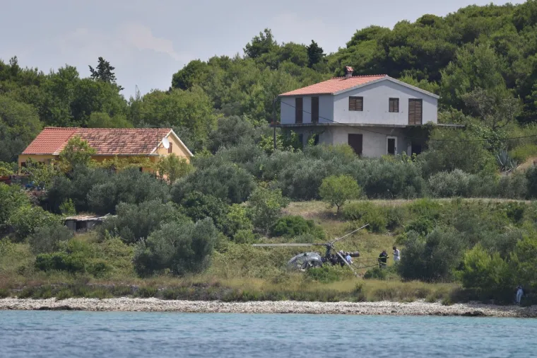 NA ZLARINU PRISILNO SLETIO HELIKOPTER: Sve se dogodilo zbog kvara u motoru, dvije osobe su lak&scaron;e ozlijeđne