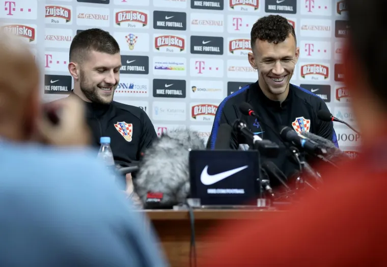 Rebić je nasmijao okupljenje novinare i svog suigrača: 'Koja je razlika između Dalića i Čačića?  “Pa, mogu reći… zapravo nisam bio kod prošlog izbornika, ajde ti pričaj”, prebacio je Rebić lopticu na Ivana i nasmijao sve do suza'...