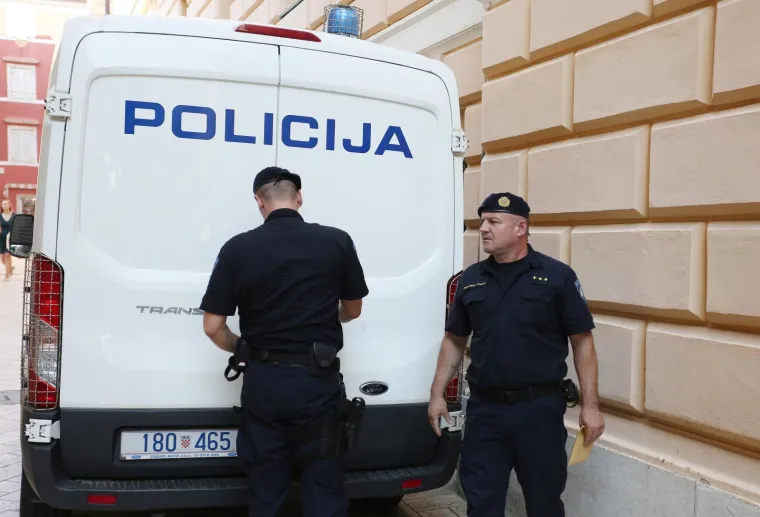 Istražnom sucu Županijskog suda u Zadru priveden je uhićeni muškarac osumnjičen za bombaški napad. On je skupa s drugim uhićenim u dva navrata - u prosincu prošle i travnju ove godine - bacio bombu u dvorište policijske uprave u Zadru.