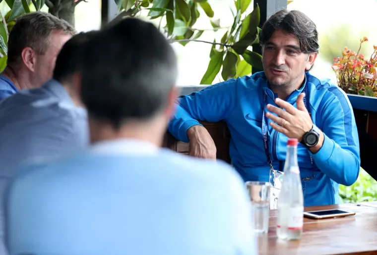 Vidno raspoložen: Zlatko Dalić u kafiću se družio s novinarima