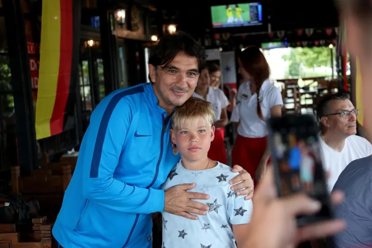 Vidno raspoložen: Zlatko Dalić u kafiću se družio s novinarima