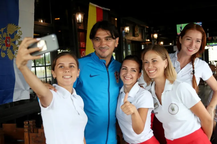 Vidno raspoložen: Zlatko Dalić u kafiću se družio s novinarima