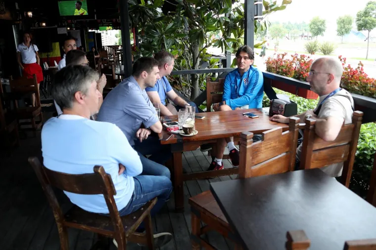 Vidno raspoložen: Zlatko Dalić u kafiću se družio s novinarima