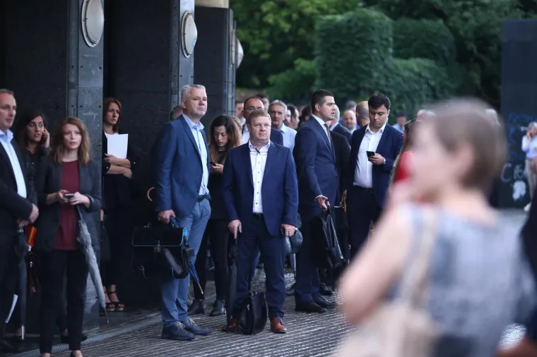 U TIJEKU JE ROČIŠTE ZA AGROKOR: Vjerovnici se okupili ispred dvorane Dražen Petrović, danas će glasovati o nagodbi