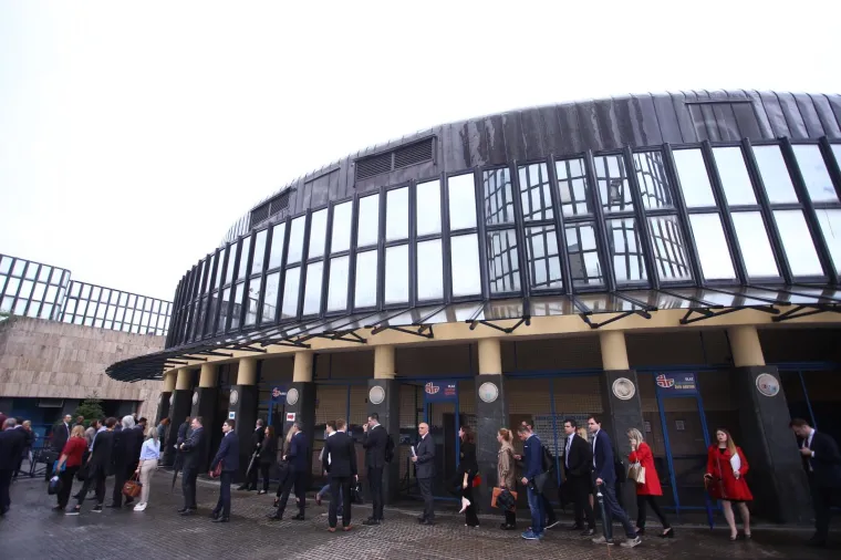 U TIJEKU JE ROČIŠTE ZA AGROKOR: Vjerovnici se okupili ispred dvorane Dražen Petrović, danas će glasovati o nagodbi