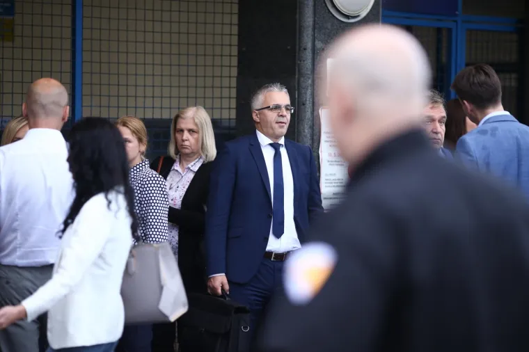 U TIJEKU JE ROČIŠTE ZA AGROKOR: Vjerovnici se okupili ispred dvorane Dražen Petrović, danas će glasovati o nagodbi